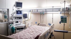 Ocupación de camas UCI llega a 89,3%