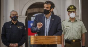 Ministro Delgado evita referirse a continuidad de Rozas tras reunión con alto mando