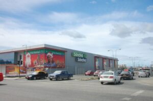 Formalizan a joven que fue sorprendida tratando de ingresar a un supermercado con un permiso adulterado