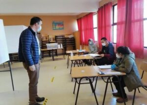 Candidato independiente a gobernador Jorge Flies, votó en escuela Patagonia