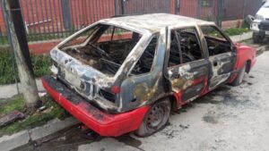 Dejan libre a joven que fue sorprendido incendiando el vehículo de una persona con Covid-19