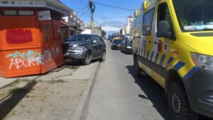 Vehículo terminó incrustado en céntrico kiosko tras colisión por alcance