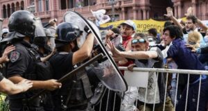 Suspensión obligada por incidentes: velorio de Maradona ’bloqueado’ y su féretro hacia otro salón