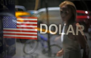 Menor caída del Imacec fortalece al peso y dólar cierra bajo los $770 en previa a elecciones en EEUU