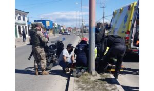 Motociclista grave tras estrellarse contra poste