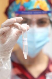 Ajuste en Salud de casos confirmados por residencia deja a todas las comunas con Covid