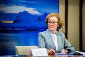 “La frase de que Antártica está dedicada a la paz, la ciencia y es útil al hombre, lleva un importante sello chileno”