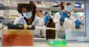 Asesor científico británico estima que durante 2021 se aprobarán varias vacunas contra el Covid-19