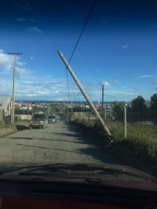 Poste a punto de caer en la prolongación Capitán Guillermos