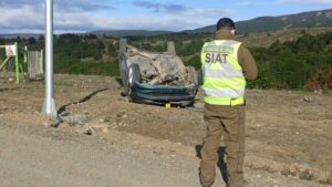 Conductora resultó gravemente herida tras volcar de madrugada en sector de Laguna Lynch