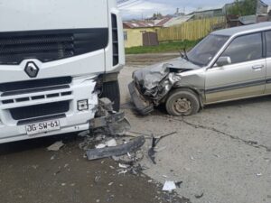Conductor grave tras estrellarse contra camión