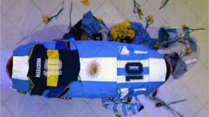 Día 1 DD: tras incidentes, Casa Rosada recibe a hinchas en el multitudinario adiós de Maradona