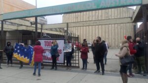 Locatarios de Caracol Austral se manifestaron en Avenida Colón pidiendo reabrir sus locales