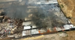 Incendio en campamento de Cerro Navia destruye unas 60 viviendas: un bombero fue apuñalado