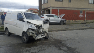 Violenta colisión dejó dos lesionados en el Barrio Prat de Punta Arenas