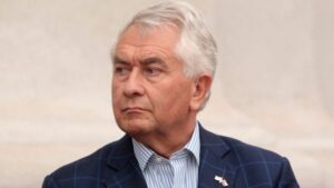 Ministro Paris acusó a alcalde Fernando Paredes de estar en “rebeldía” por  incumplimiento de normas sanitarias: pero se confundió de alcald