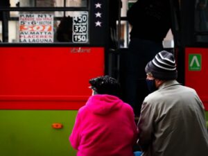 Proponen duro castigo a quienes maltraten a ancianos y discapacitados en el transporte público