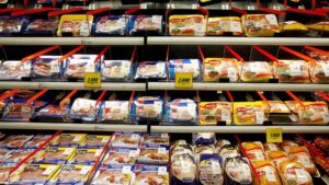 Colusión de los pollos: TDLC declara admisible demanda de consumidores contra supermercados
