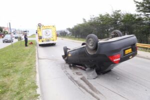 Conductor ebrio volcó su taxi colectivo y salvó ileso