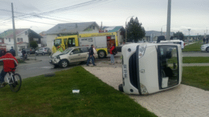 Vehículo utilitario chocó y posteriormente volcó en sector sur de Punta Arenas