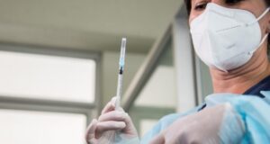1.500 voluntarios participarán del ensayo clínico de la vacuna Oxford/AstraZeneca en Chile