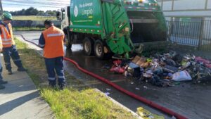 Camión recolector de basura evacuó su contenedor tras iniciarse fuego en residuos