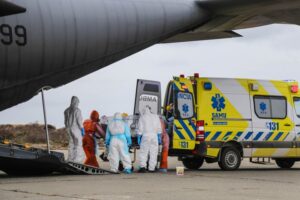 Denuncian negligencia en muerte de adulta mayor que fue aeroevacuada a Santiago pese a que enfermedad le impedía ser trasladada