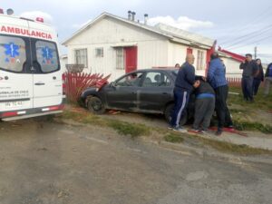 Vecinos retienen a chofer que estrelló su vehículo contra vivienda