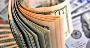 Dólar parte última semana del año en $715 y gana terreno luego que Trump firmara paquete de ayuda