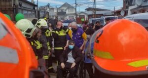 Con honores recibieron a director de Bomba Chile luego de vencer al Covid-19
