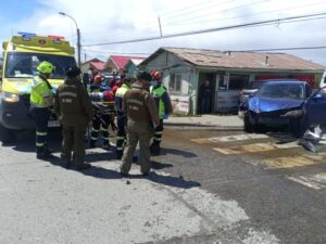 Conductor ebrio destruyó grifo, poste y señal de tránsito
