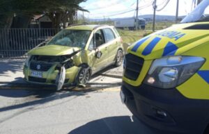Accidente vehicular deja dos lesionados y provoca corte de luz