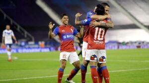 ¡Tremendo! La UC logró un triunfazo por 2-1 ante Vélez en Argentina