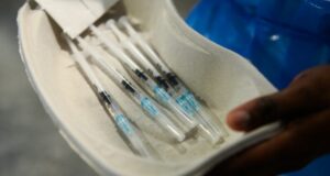 Pfizer retrasa nuevos envíos de su vacuna en Europa por 