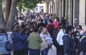 Preocupan largas filas y aglomeraciones en Seremi de Salud a más de 48 horas de desconfinamiento en Punta Arenas