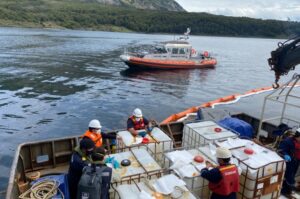 Supervisaron retiro de combustible desde pontón hundido en centro de cultivo