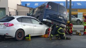 Fuerte colisión deja conductores lesionados en intersección de 21 de Mayo con Independencia