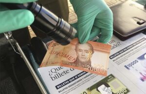 Carabineros llama a prevenir posible circulación de billetes falsificados