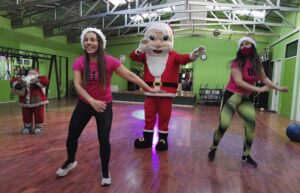 Con ejercicios y bailes la comunidad de Puerto Natales anticipó la fiesta de Navidad