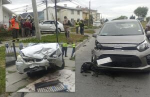 Colisión terminó con auto impactado contra reja de vivienda