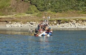Rescatan a tripulantes de lancha pesquera que se hundió frente a Chabunco