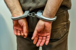 Formalizan a interno que lanzó litera a gendarme