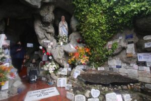 Estatua de la Virgen de Lourdes  fue ayer reinaugurada