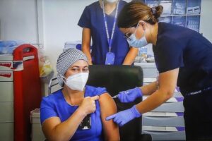 Primera persona en recibir la vacuna Covid en el país recomienda: “Hay que tener confianza