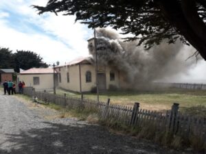 Incendio dejó considerables daños en antigua Iglesia de Río Seco