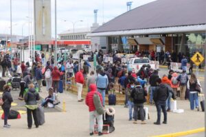 Evacuan a pasajeros del Aeropuerto Carlos Ibáñez tras casos de Covid-19