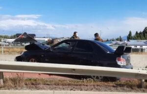 Auto chocó contra barrera de seguridad en Natales