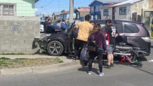 Dos lesionados dejó choque de un vehículo contra vivienda en el Barrio 18 de Septiembre
