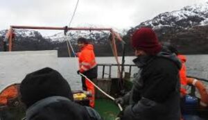 Científicos rescatan boya oceanográfica que estuvo sumergida más de dos años en el Estrecho de Magallanes