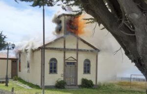 Vecinos de Río Seco aseguran que jóvenes habrían iniciado fuego que destruyó Iglesia